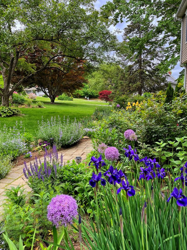 Annuals Vs. Perennials: Which Flowers Are Right For Your Garden? Annuals Vs. Perennials: Which Flowers Are Right For Your Garden?
