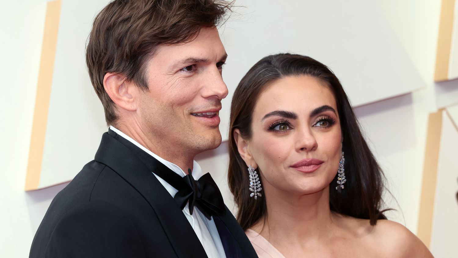 Ashton Kutcher & Mila Kunis: Couple Steps Out In Beverly Hills Following Venice Filming Ashton Kutcher & Mila Kunis: Couple Steps Out In Beverly Hills Following Venice Filming