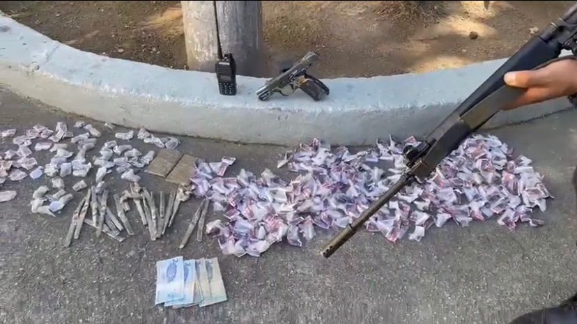 Bandidos Atacam Policiais: Cerco Rompido, Dois Feridos Bandidos Atacam Policiais: Cerco Rompido, Dois Feridos