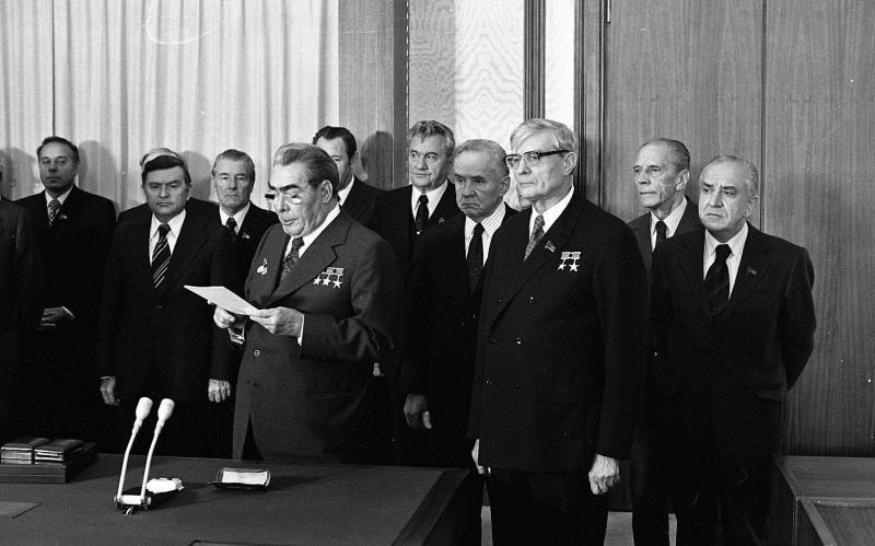 Брежнев, Рязанов И «Гараж»: История Сатиры Под Пленумом Брежнев, Рязанов И «Гараж»: История Сатиры Под Пленумом