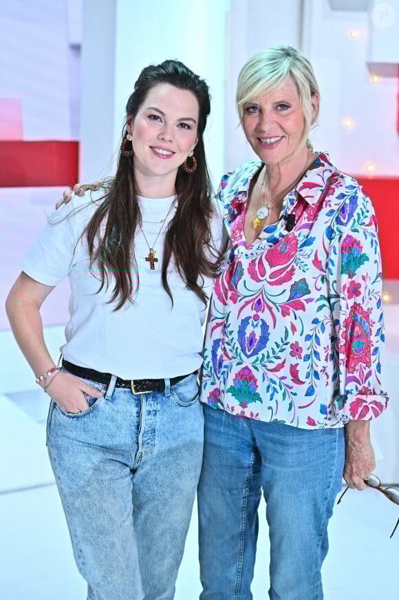 Chantal Ladesou: Sa Vie, Ses Rôles, Son Influence Chantal Ladesou: Sa Vie, Ses Rôles, Son Influence