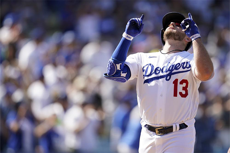 Dodgers' Muncy Breaks Silence On Arenado Trade Speculation Dodgers' Muncy Breaks Silence On Arenado Trade Speculation
