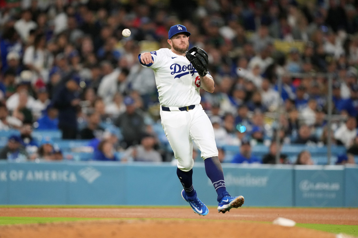Dodgers' Muncy Tries, Then Abandons, Torpedo Bat Dodgers' Muncy Tries, Then Abandons, Torpedo Bat