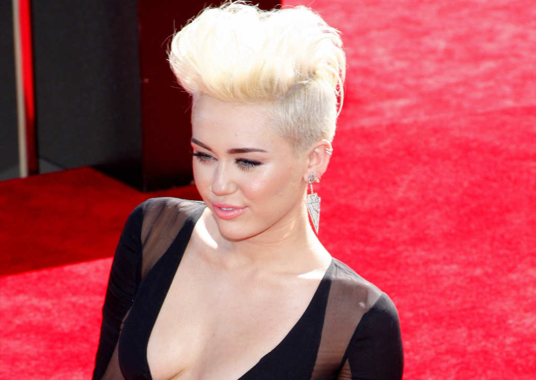 Gaya Berpakaian Miley Cyrus: Sebuah Cerita Yang Terungkap Gaya Berpakaian Miley Cyrus: Sebuah Cerita Yang Terungkap