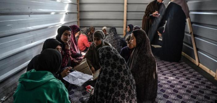 Gazzeli Çocuklar Çadırda Kuran-ı Kerim Ezberliyor: Bir Örnek Çalışma Gazzeli Çocuklar Çadırda Kuran-ı Kerim Ezberliyor: Bir Örnek Çalışma