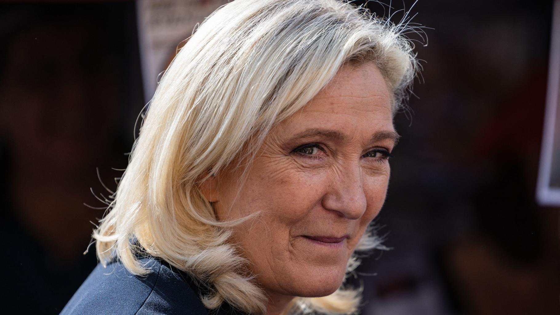 Hanouna Et L'affaire Le Pen 2027: Jacobelli Dénonce Une Tentative De Blocage Hanouna Et L'affaire Le Pen 2027: Jacobelli Dénonce Une Tentative De Blocage