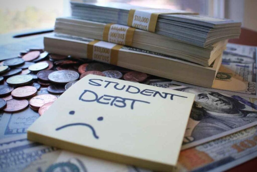 How Late Student Loan Payments Affect Your Financial Future How Late Student Loan Payments Affect Your Financial Future