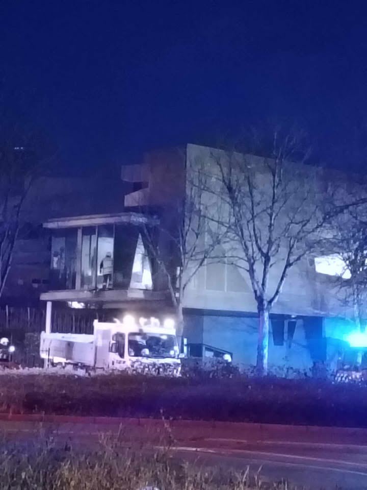 Incendie À Dijon : La Médiathèque Champollion Touchée Incendie À Dijon : La Médiathèque Champollion Touchée