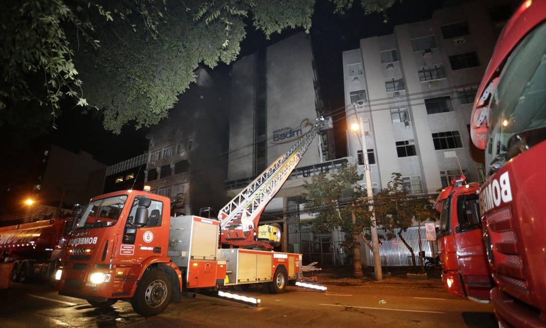 Incêndio Atinge Escola Na Tijuca: Pais E Ex-alunos Em Choque Incêndio Atinge Escola Na Tijuca: Pais E Ex-alunos Em Choque