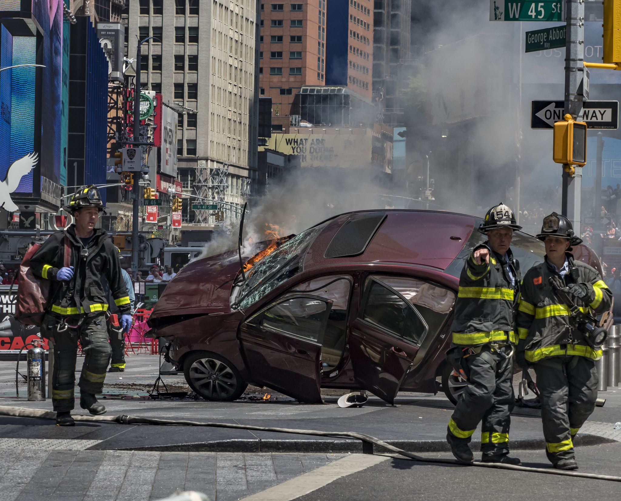 Investigation Underway After Dam Square Car Explosion, Driver Dies Investigation Underway After Dam Square Car Explosion, Driver Dies