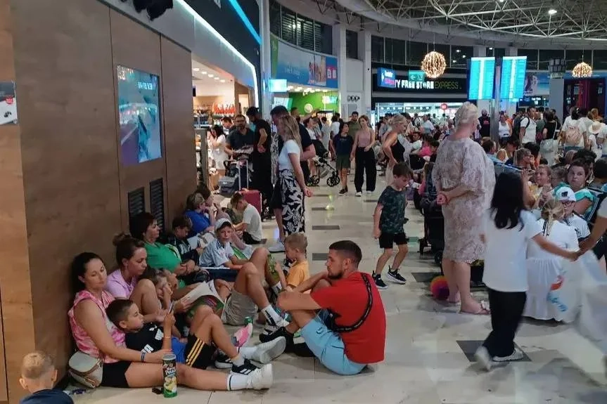 Из-за Снегопада Аэропорт Перми Не Принимает Рейсы Из-за Снегопада Аэропорт Перми Не Принимает Рейсы