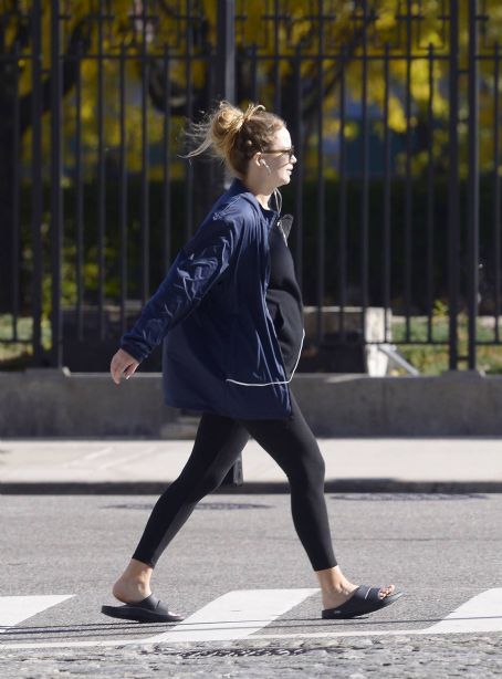 Jennifer Lawrence Shows Off Growing Baby Bump In New York City Jennifer Lawrence Shows Off Growing Baby Bump In New York City
