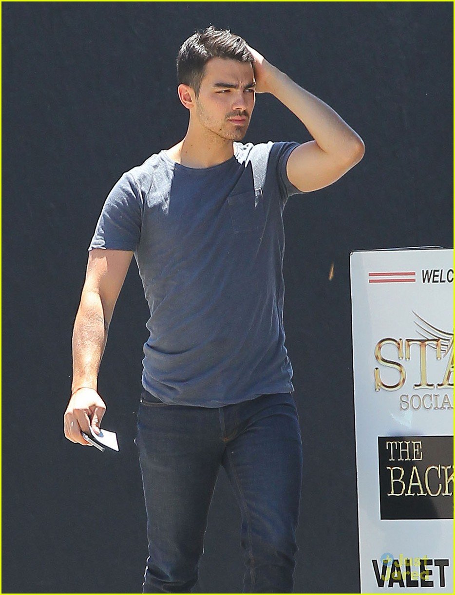 Joe Jonas' Perfect Response To A Couple's Fight Over Him Joe Jonas' Perfect Response To A Couple's Fight Over Him