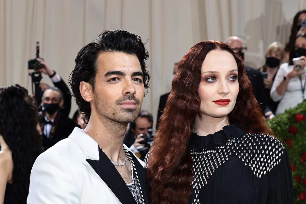 Joe Jonas Responds To Couple Arguing About Him Joe Jonas Responds To Couple Arguing About Him