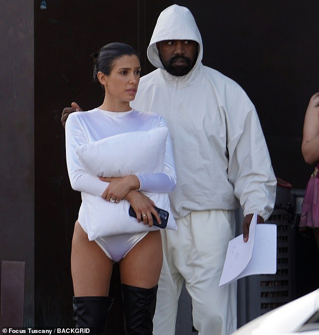 Kanye West's Wife Bianca Censori Stuns In Black Lingerie And Stilettos Kanye West's Wife Bianca Censori Stuns In Black Lingerie And Stilettos