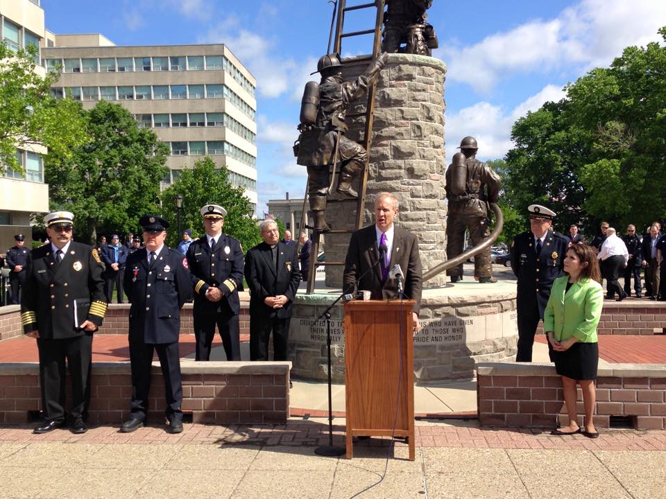Living Legends Of Aviation Recognizes Bravery: Firefighters And More Honored Living Legends Of Aviation Recognizes Bravery: Firefighters And More Honored