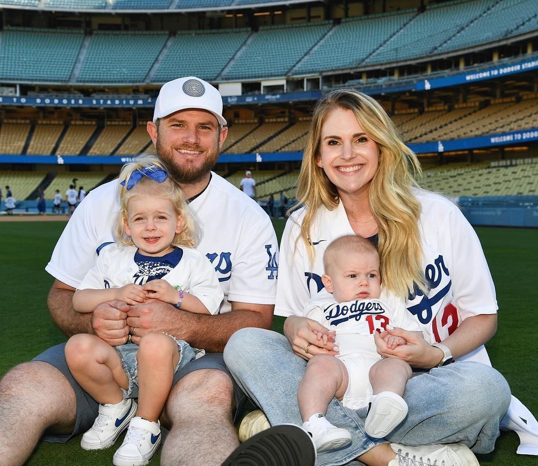 Max Muncy's Brief Torpedo Bat Experiment Ends In Game-Tying Hit Max Muncy's Brief Torpedo Bat Experiment Ends In Game-Tying Hit