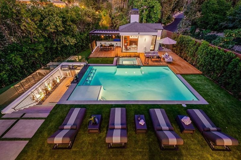 MTV Cribs: Luxurious Beach Houses And Their Owners MTV Cribs: Luxurious Beach Houses And Their Owners