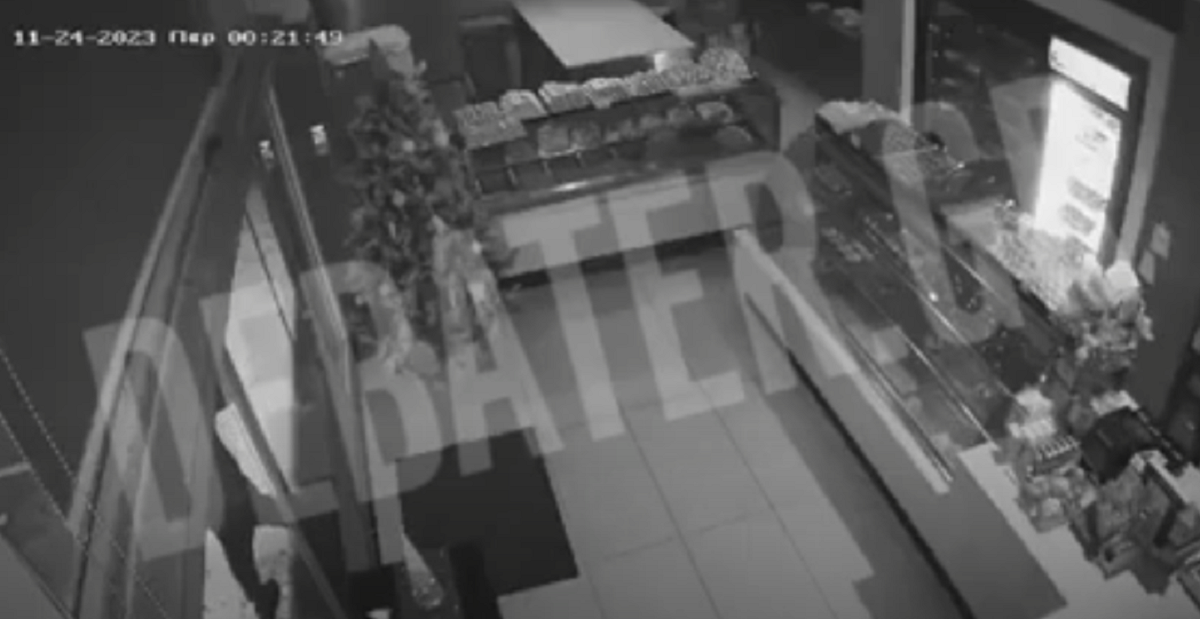 Νέα Σμύρνη: Εισβολή Ληστών Σε Ζαχαροπλαστείο - Βίντεο Νέα Σμύρνη: Εισβολή Ληστών Σε Ζαχαροπλαστείο - Βίντεο