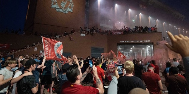 Nederlandse Fans Reizen Massaal Naar Liverpool Voor Potentiële Titel Nederlandse Fans Reizen Massaal Naar Liverpool Voor Potentiële Titel