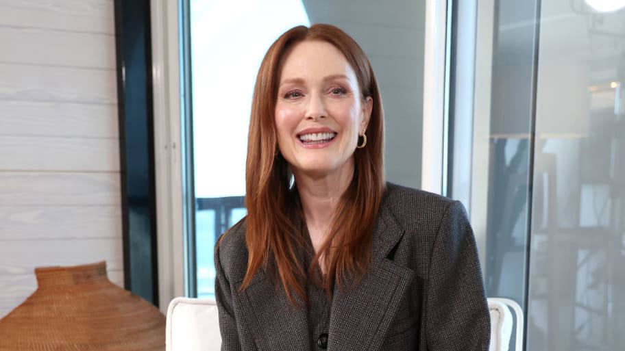 Netflix's Siren: Julianne Moore, Meghann Fahy, Milly Alcock Star In Dark Comedy Netflix's Siren: Julianne Moore, Meghann Fahy, Milly Alcock Star In Dark Comedy