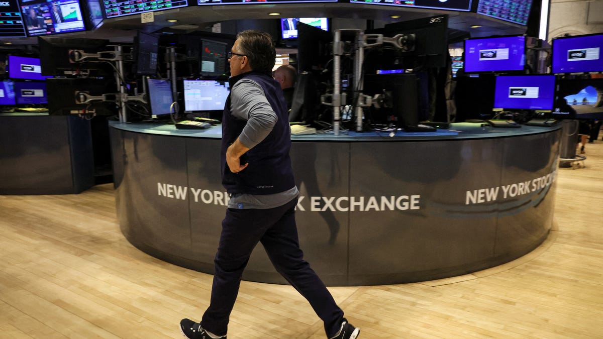 Palantir Plunges 30%: Investment Analysis And Outlook Palantir Plunges 30%: Investment Analysis And Outlook