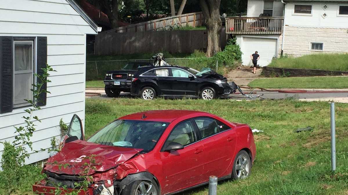 Police Investigating Single-Vehicle Crash In Des Moines