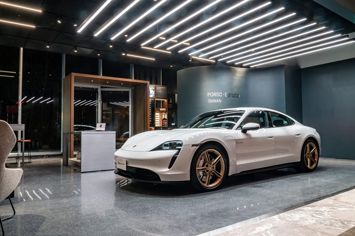 新北首間Porsche NOW概念店盛大開幕!結合藝術與Labubu 新北首間Porsche NOW概念店盛大開幕!結合藝術與Labubu