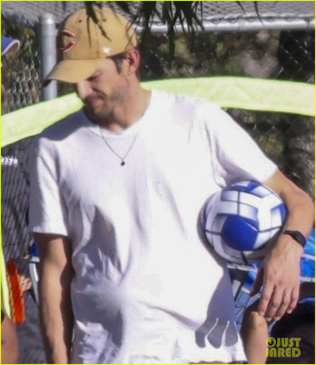 Post-Venice Film Shoot: Ashton Kutcher And Mila Kunis Enjoy Beverly Hills Post-Venice Film Shoot: Ashton Kutcher And Mila Kunis Enjoy Beverly Hills