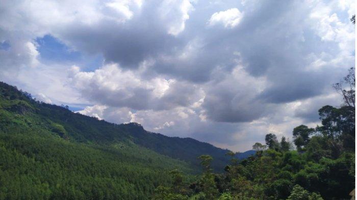 Ramalan Cuaca Bali: Sebagian Besar Berawan, Hujan Lokal Ramalan Cuaca Bali: Sebagian Besar Berawan, Hujan Lokal