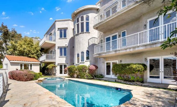 Real Estate Agent Calls Out LA Landlords For Post-Fire Price Increases Real Estate Agent Calls Out LA Landlords For Post-Fire Price Increases