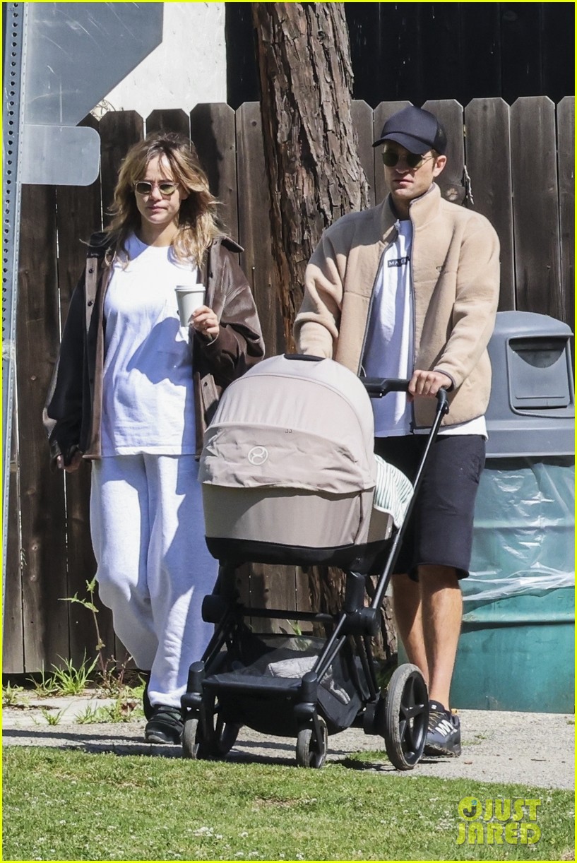 Robert Pattinson And Suki Waterhouse: New York Hand-Holding Amidst Robert Pattinson And Suki Waterhouse: New York Hand-Holding Amidst