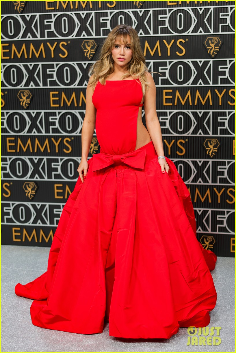 Suki Waterhouse: Grandma Chic In Valentino Suki Waterhouse: Grandma Chic In Valentino