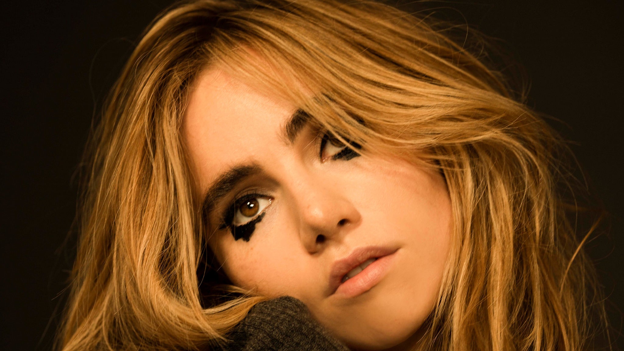 Suki Waterhouse's North American Tour: The SURFACE Experience Suki Waterhouse's North American Tour: The SURFACE Experience