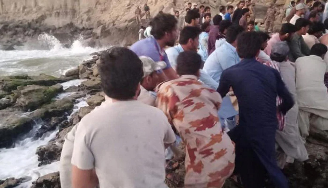 ٹام کروز کے جوتے پر مداح کا واقعہ: سوشل میڈیا پر ردعمل کی لہر ٹام کروز کے جوتے پر مداح کا واقعہ: سوشل میڈیا پر ردعمل کی لہر