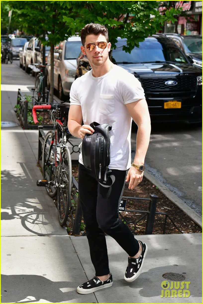 The Jonas Brothers: Joe Jonas Addresses Fan Dispute The Jonas Brothers: Joe Jonas Addresses Fan Dispute
