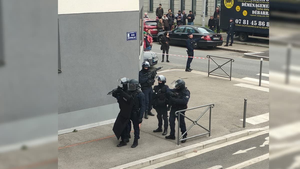 Un Policier En Jogging Empêche Une Intrusion Dans Une École À Toulon (individu OQTF) Un Policier En Jogging Empêche Une Intrusion Dans Une École À Toulon (individu OQTF)