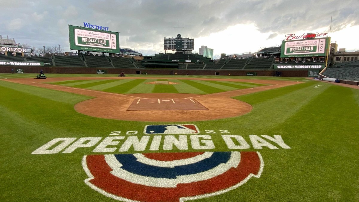 Wrigley Field Romance: Cubs Fans Share A Lady And The Tramp Moment Wrigley Field Romance: Cubs Fans Share A Lady And The Tramp Moment